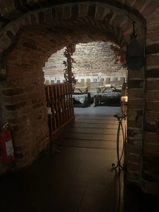 Sittplatser under tegelvalven hos Galdrs Krypta
