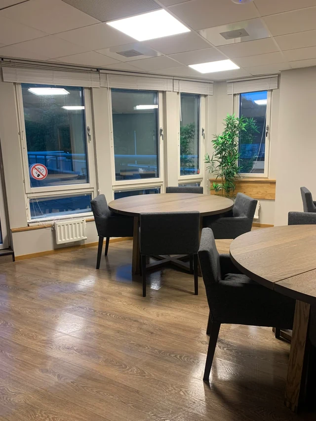 Runda bord vid fönsterraden i lunchrummet på Novelias kontor