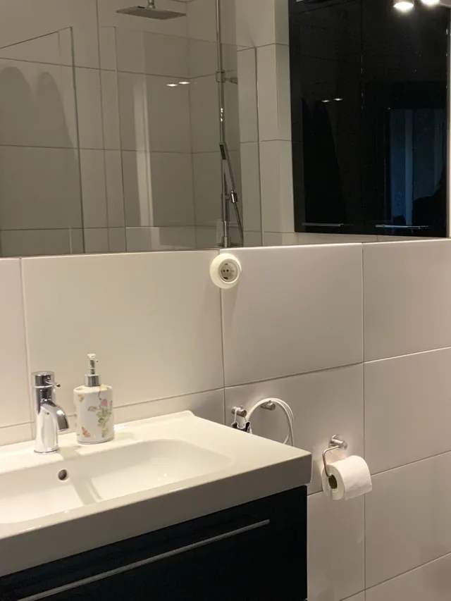 Bathroom with a shower and a washbasin in the home in Östermalm
