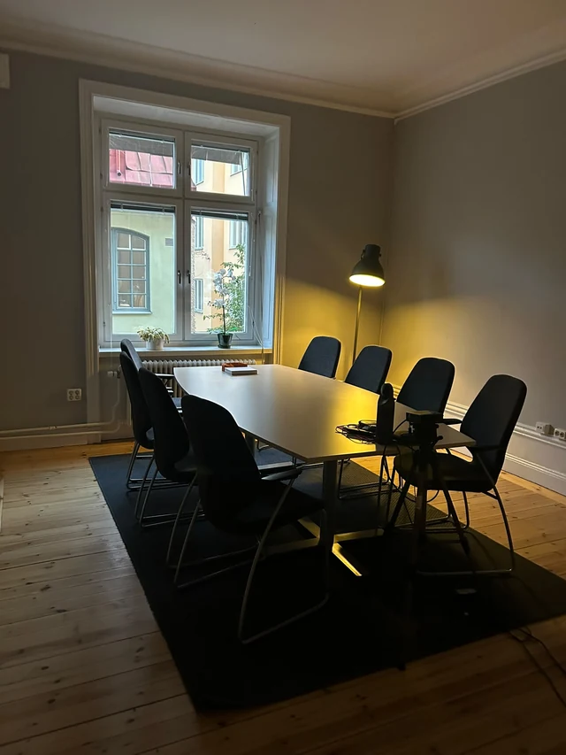 Mötesbord och svarta stolar på Sveriges förenade studentkårers kontor