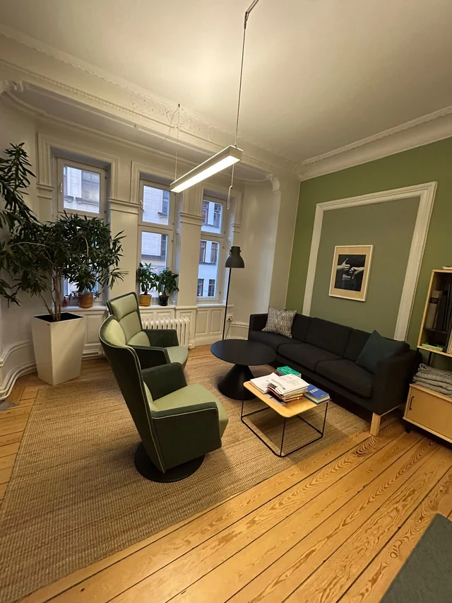 Gröna fåtöljer och en grå soffa på Sveriges förenade studentkårers kontor