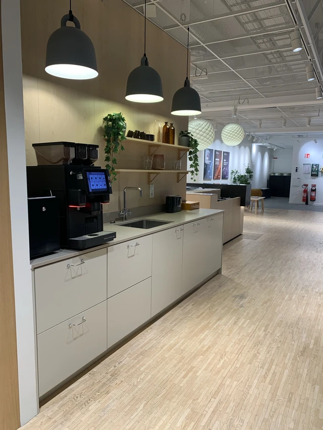 Kaffemaskin och diskho i kaffehörnan vid receptionen på Talenoms kontor