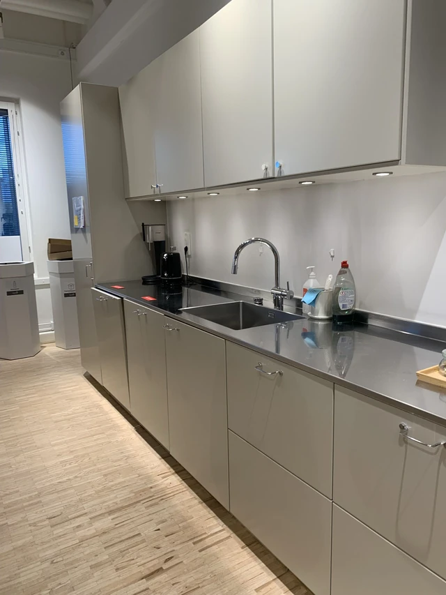 Köksbänk med diskho på Talenoms kontor