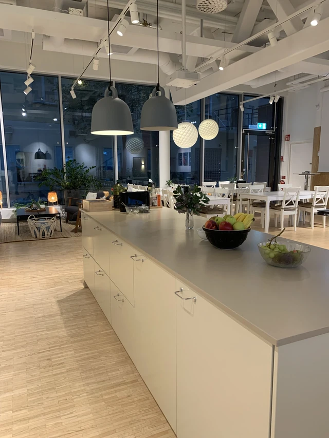 Köksö med fruktskålar och matplats på Talenoms kontor