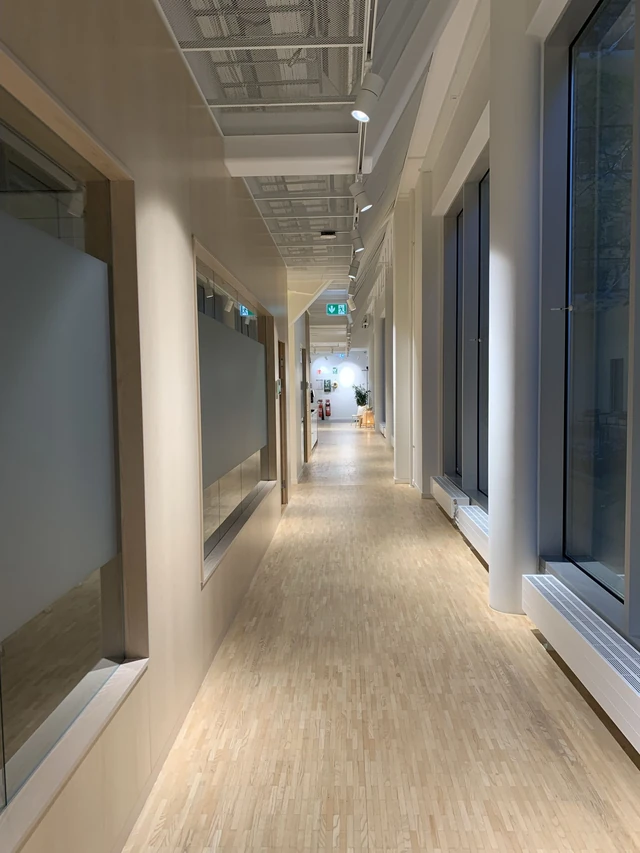 Ljus korridor längs fönstren på Talenoms kontor