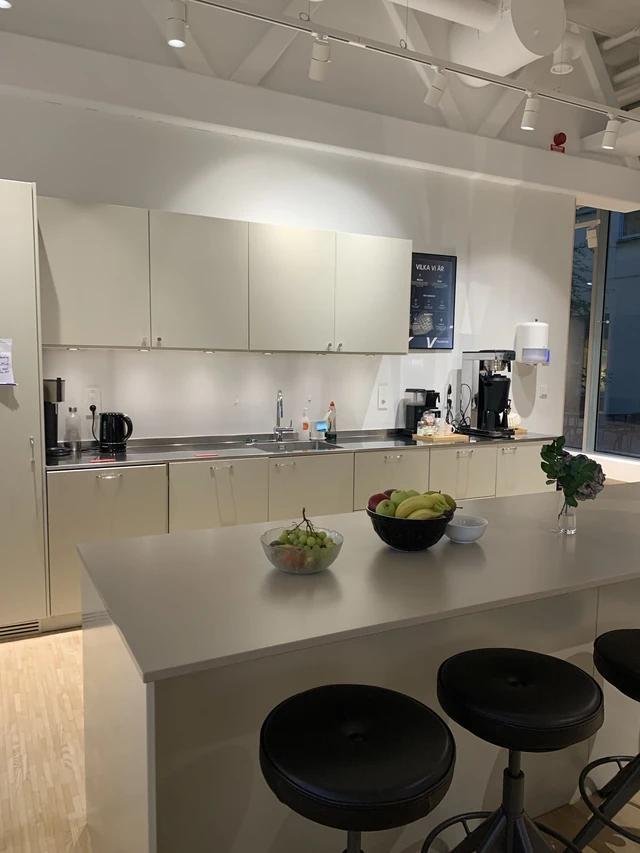 Köksö med barstolar i pentryt på Talenoms kontor